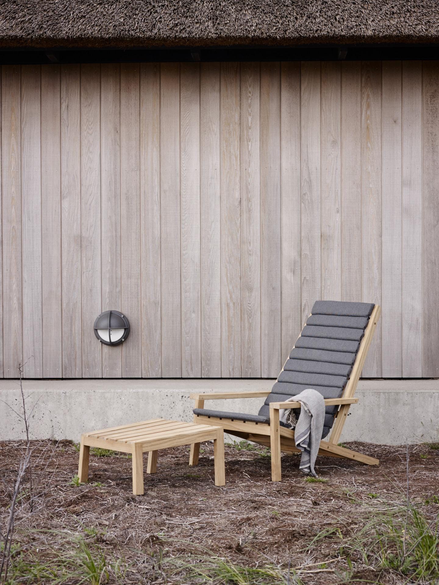 Fritz Hansen BETWEEN LINES -nojatuoli tyynyllä, tummanharmaa - Image 3
