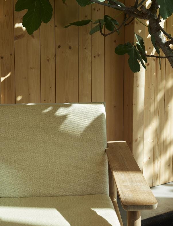 Fritz Hansen PELAGUS -lounge chair with cushion, sand/teak/yellow - Image 2