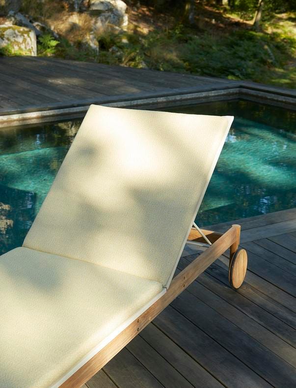 Fritz Hansen PELAGUS -sunbed with cushion and armrests, sand/teak/yellow - Image 5