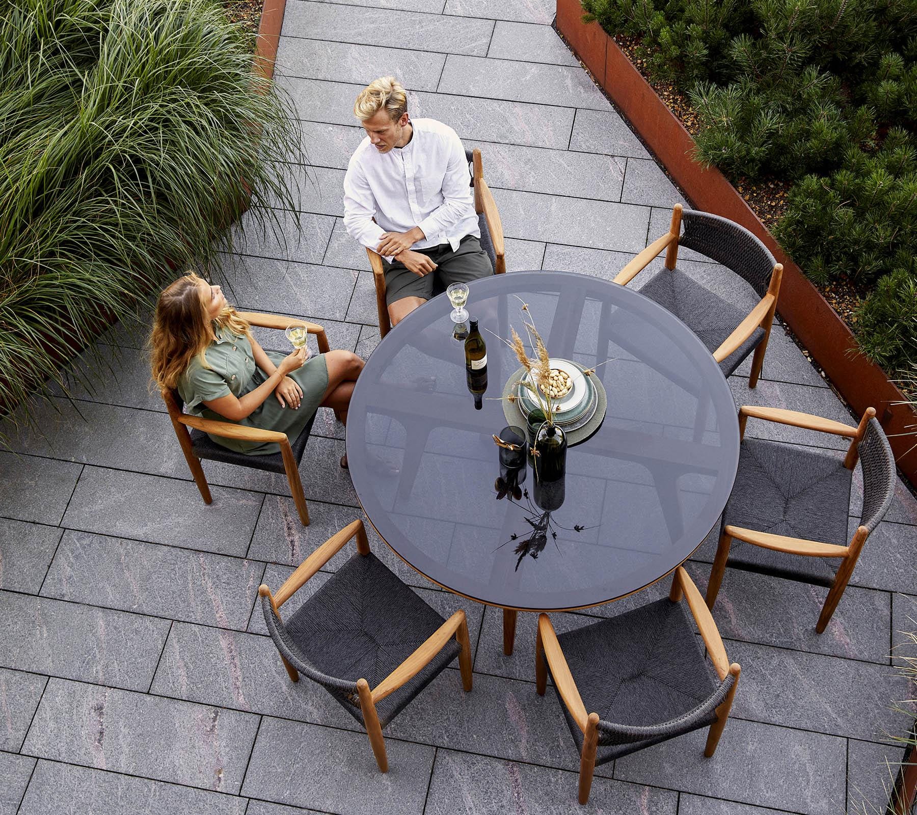 Cane-line ASPECT -dining table Ø 144 cm, smokey black glass / teak - Image 2