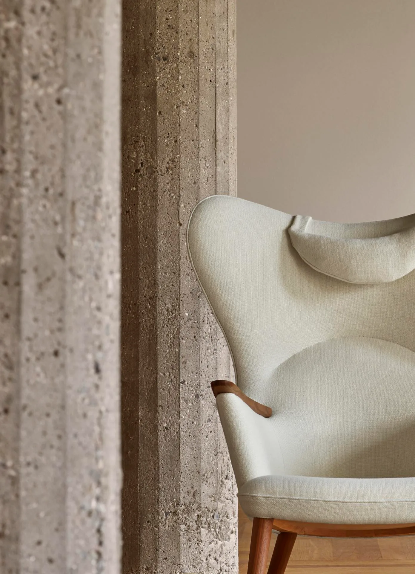 Carl Hansen CH78 MAMA BEAR armchair, white / oiled walnut - Image 4