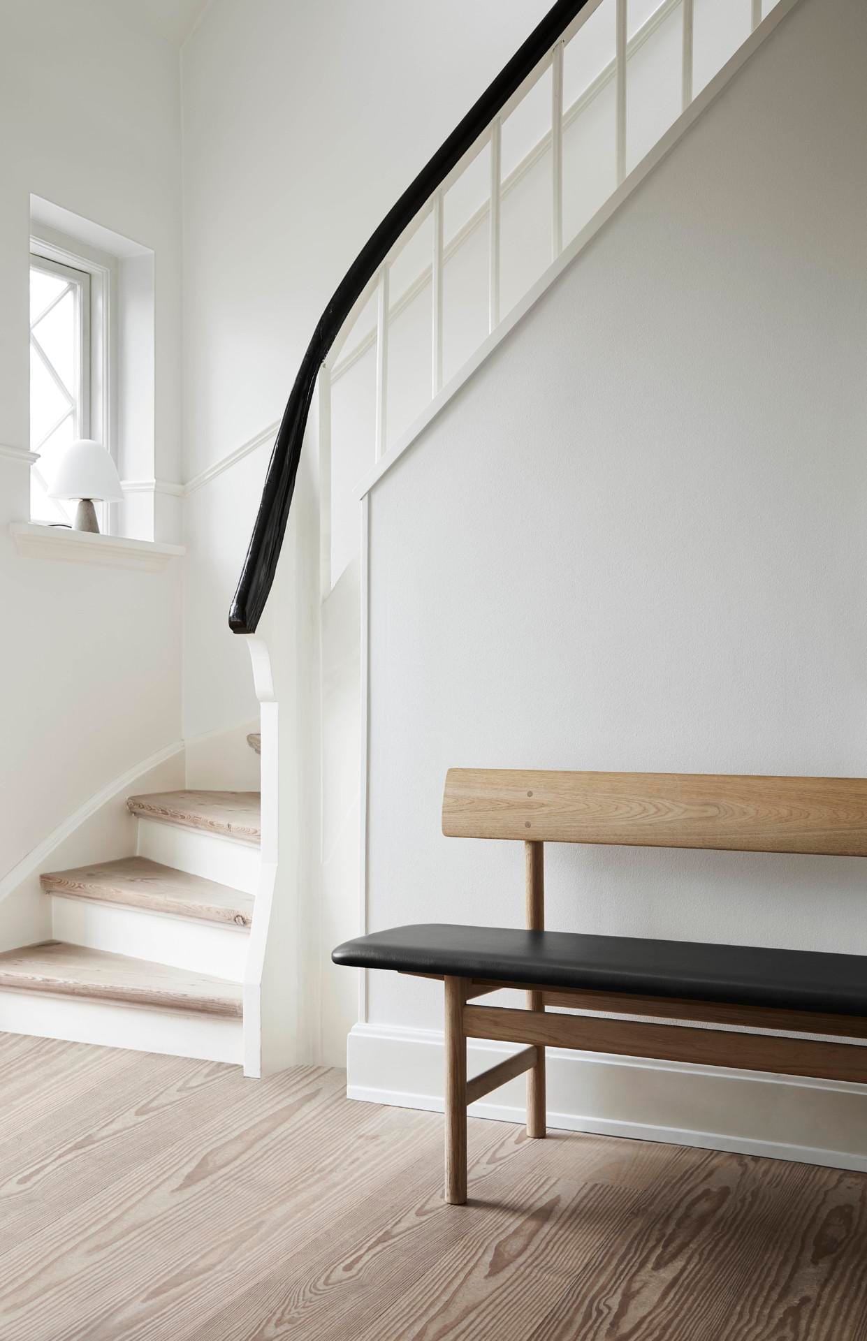 Fredericia BM -penkki, saippuoitu tammi/musta nahka - Image 3