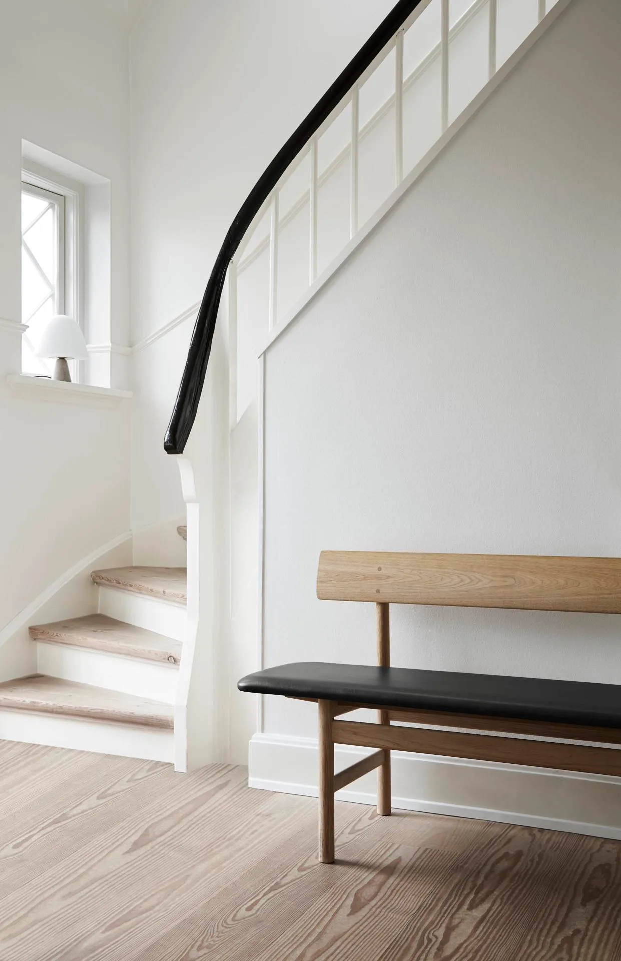 Fredericia BM Bench, oak soaped, black leather - Image 3