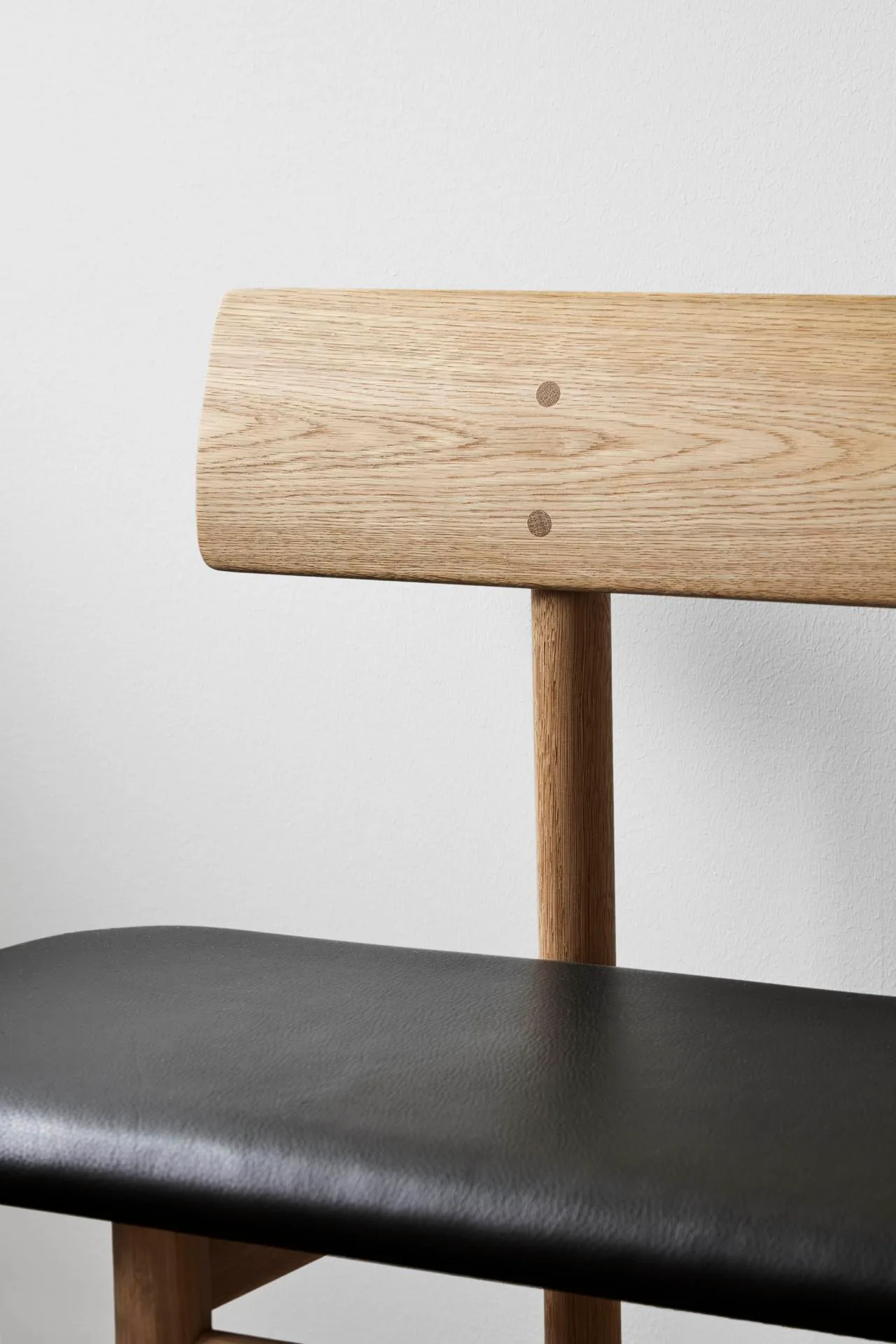 Fredericia BM Bench, oak soaped, black leather - Image 4