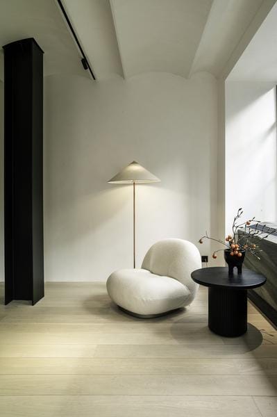 GUBI PACHA lounge chair, white Karakorum fabric/gold - Image 3