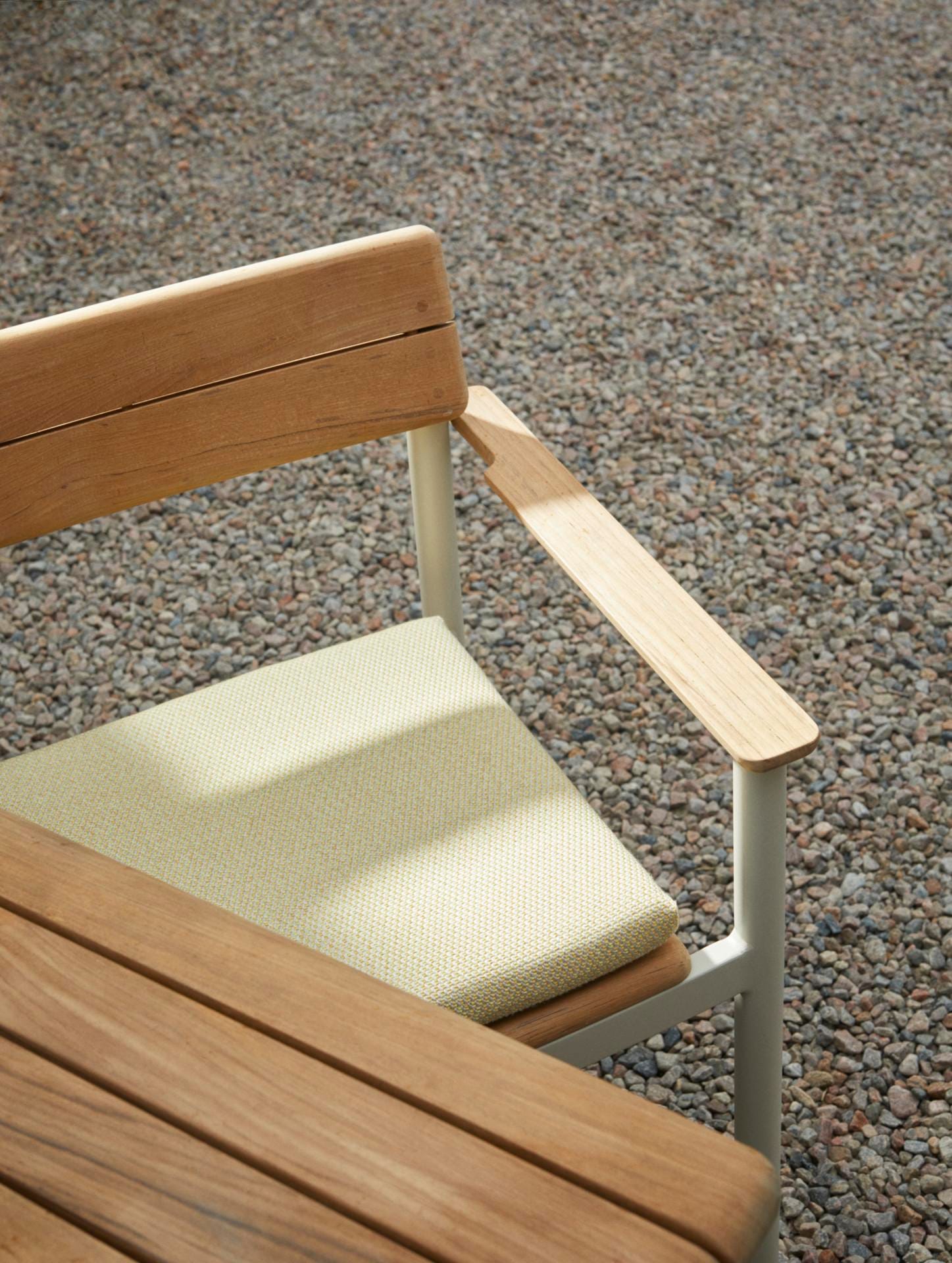 Fritz Hansen PELAGUS -käsinojallinen tuoli, kermanvalkoinen/tiikki - Image 3