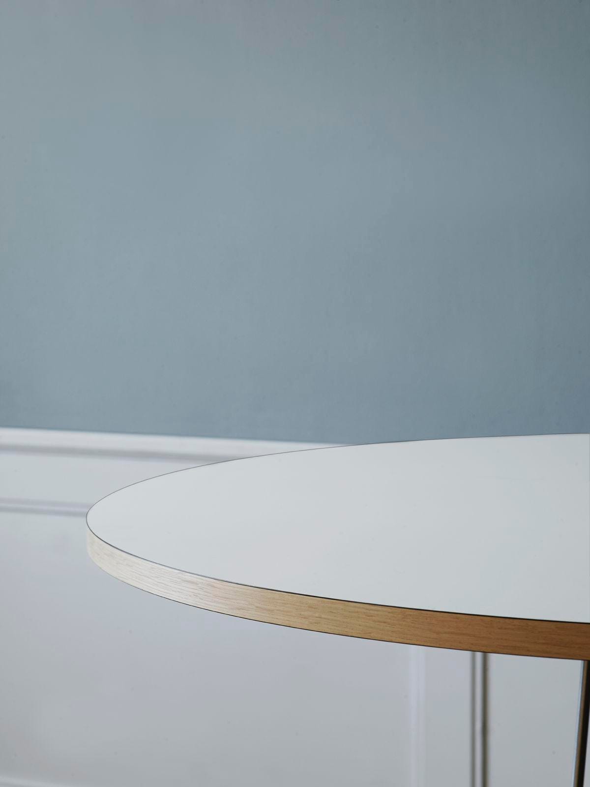 Carl Hansen E020 EMBRACE -ruokapöytä, Ø110cm, valkoöljytty tammi/valkoinen - Image 2